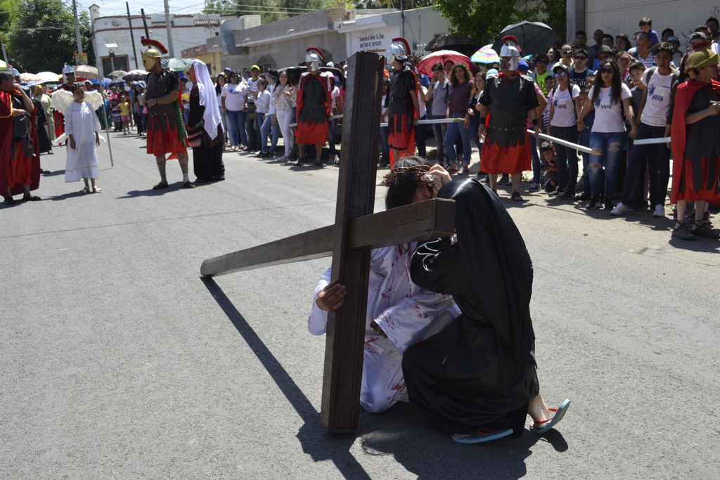 Son entre 40 y 50 jóvenes actores, los que participan en la representación del Vía Crucis de la catedral de Guadalupe. (EL SIGLO DE TORREÓN)