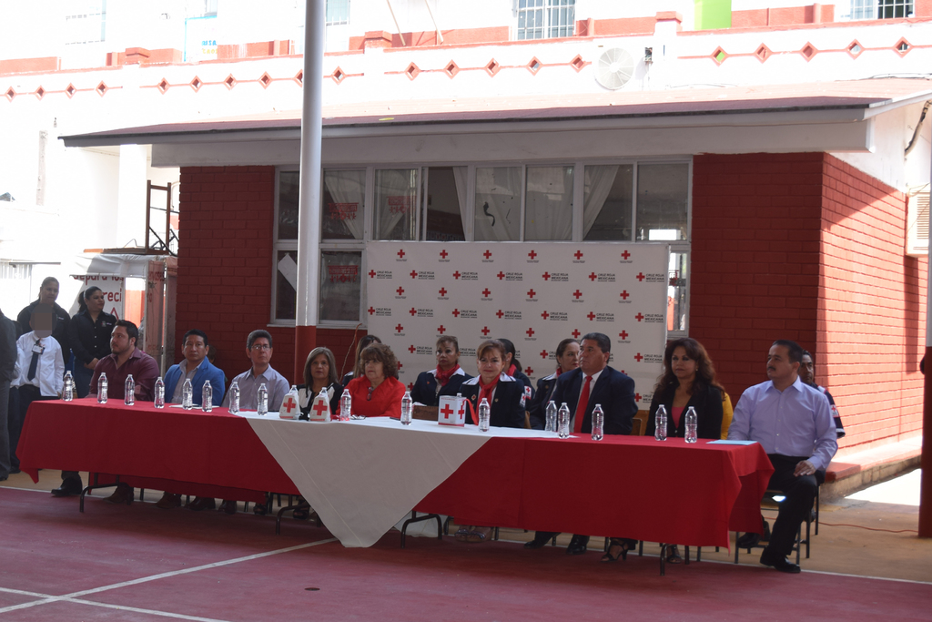 El inicio de la colecta de Cruz Roja se oficializó en la escuela Benito Juárez, en el Centro de la ciudad. (MARY VÁZQUEZ)