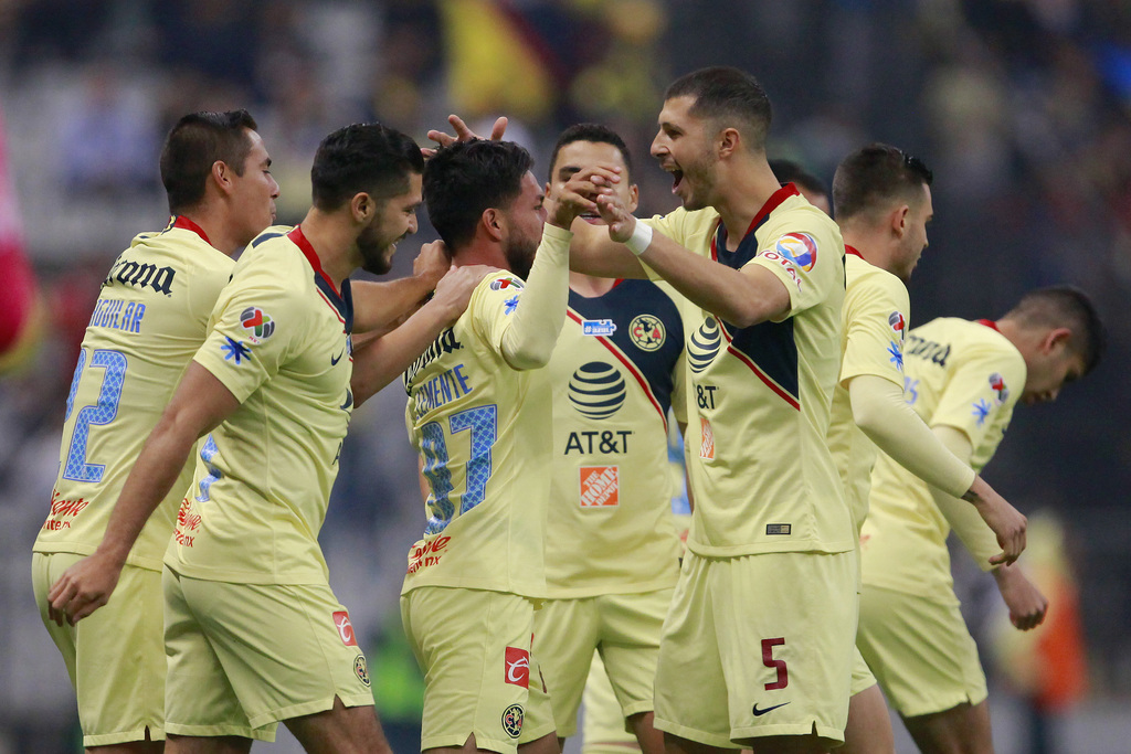 José Hernández, del América, en festejo con sus compañeros después de anotar el primer gol de su equipo durante la semifinal en el Azteca.