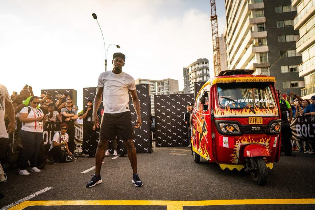 Bolt se midió al triciclo motorizado en una prueba de 50 metros en la improvisada pista de dos carriles, misma que 'sin sudar' conquistó el jamaiquino. (Especial)