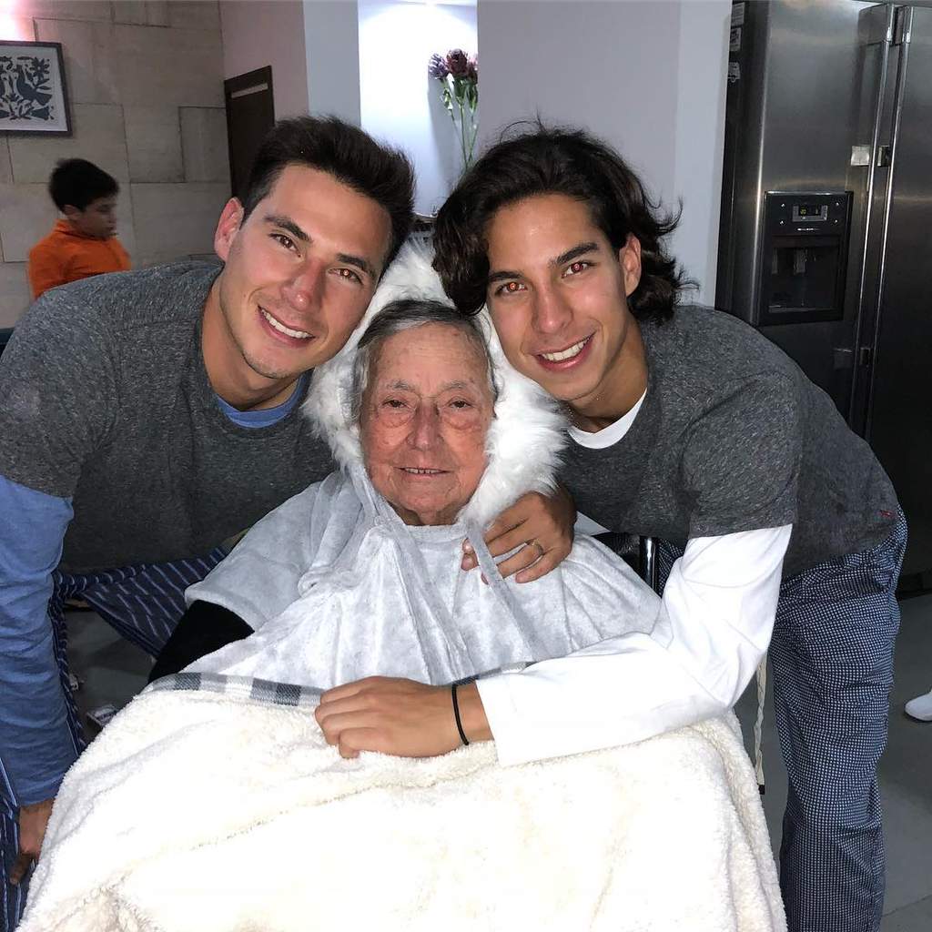 Mediante una emotiva carta y una fotografía en la que también aparece su hermano mayor de Diego, Mauro Lainez expresó su sentir y tras el fallecimiento de su abuela. (Especial)