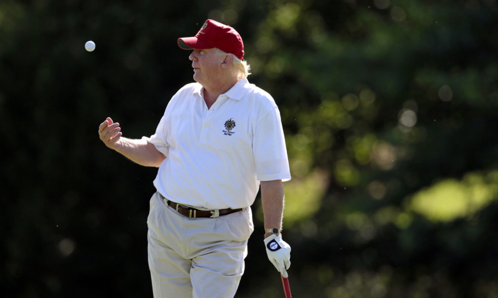 En el libro de Rick Reilly se narran varias trampas que ha hecho Donald Trump jugando al golf.