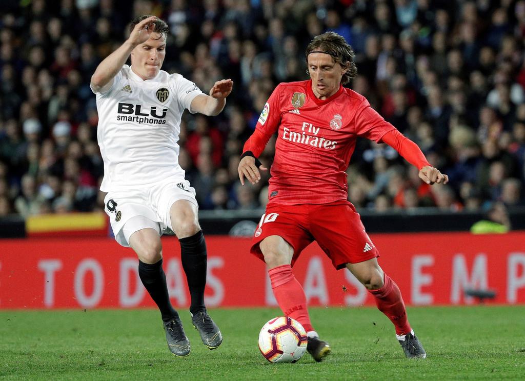 Valencia se impuso en casa 2-1 al Real Madrid, que perdió su primer juego en la segunda etapa del técnico Zinedine Zidane.