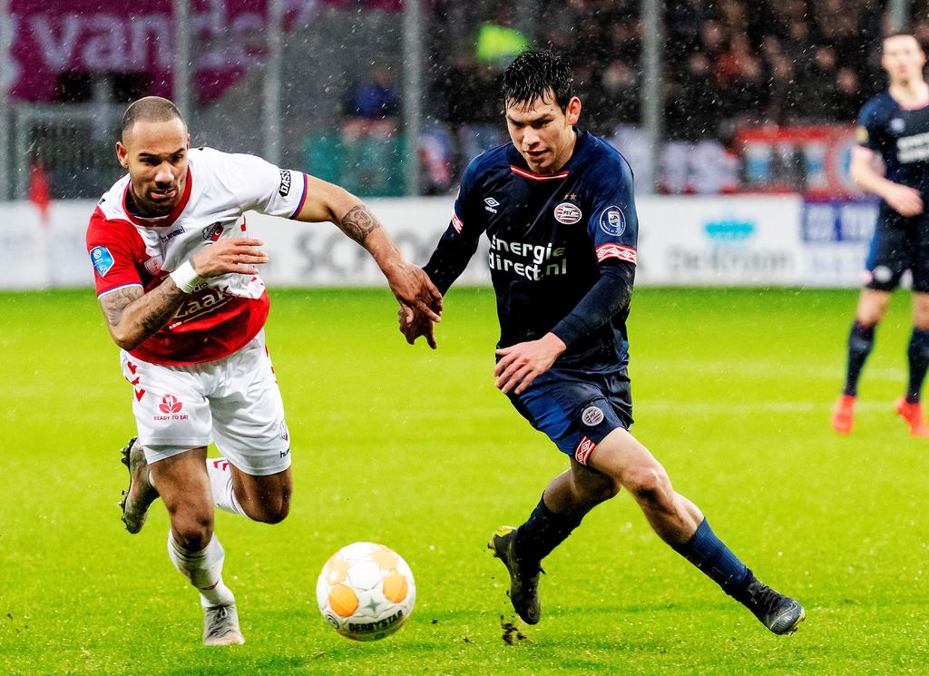 El mexicano Hirving Lozano (d) ha marcado 15 tantos en los 25 partidos que ha disputado esta campaña con el PSV en la Eredivisie.