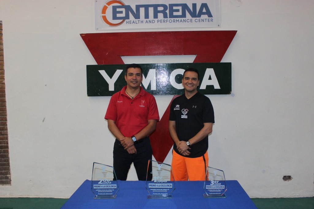 Román y Ocampo presentaron los trofeos 'A la excelencia', que se otorgarán durante este fin de semana en el serial de natación.