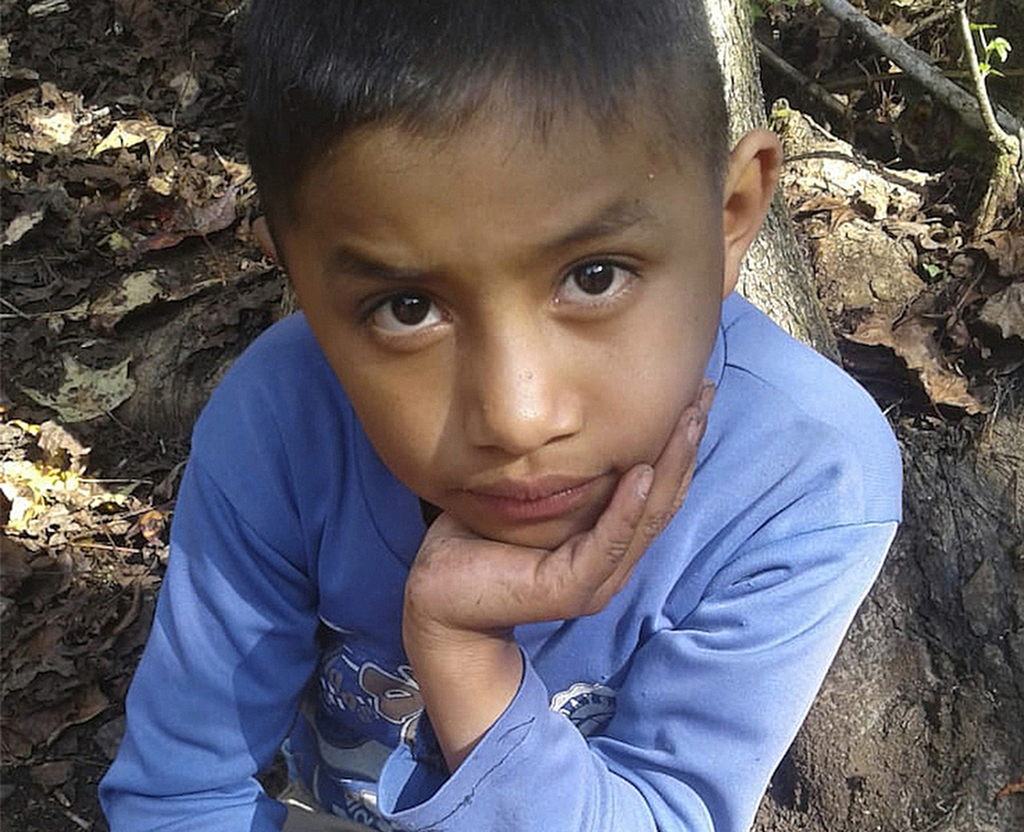 Felipe Gómez Alonzo, de 8 años, y su padre, Agustín, fueron detenidos por la Patrulla Fronteriza a mediados de diciembre. (AP)