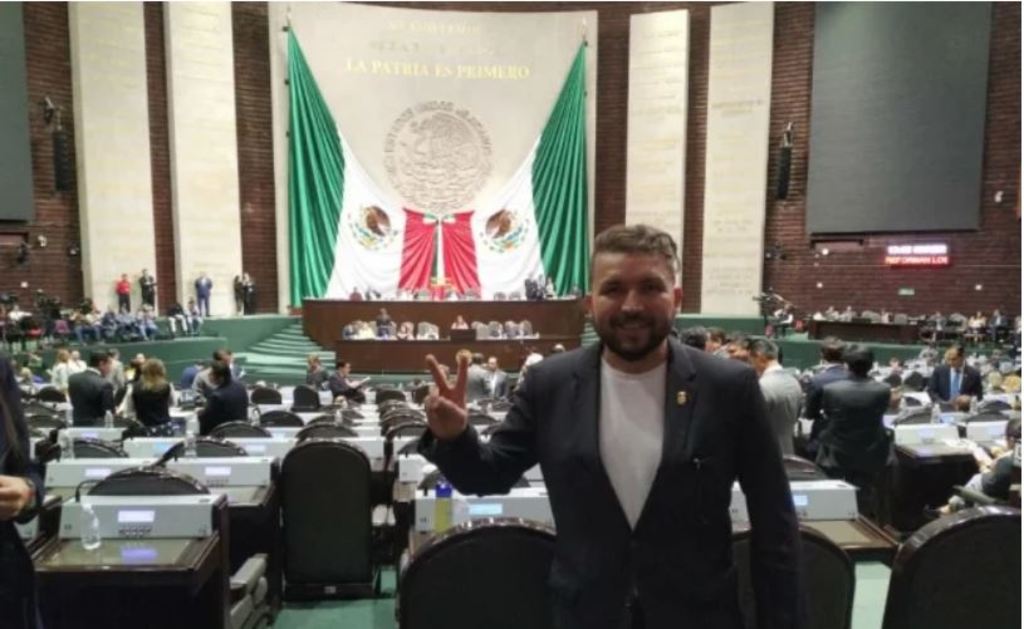 De visita. El líder de la banda El Recodo de Cruz Lizárraga, Alfonso Lizárraga, en el pleno de la Cámara de Diputados. (ESPECIAL)