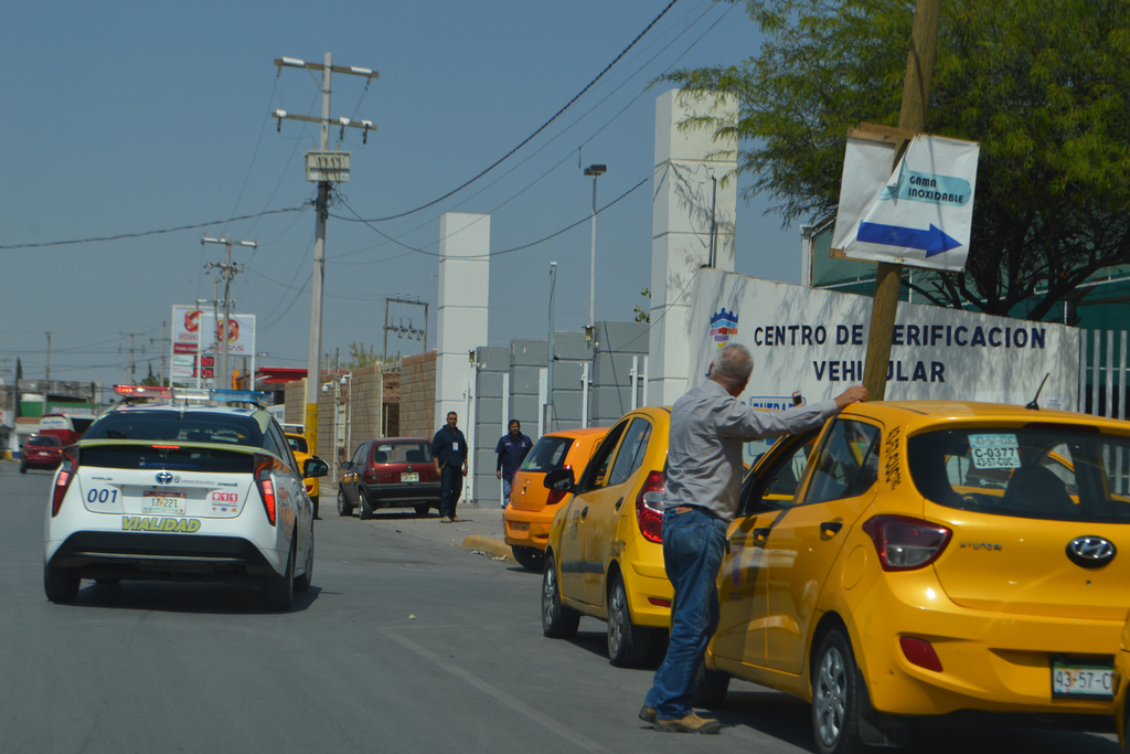 Se han enviado patrullas de Vialidad para regular el paso de vehículos hacia los negocios de Juárez y Sarabia. (ROBERTO ITURRIAGA)