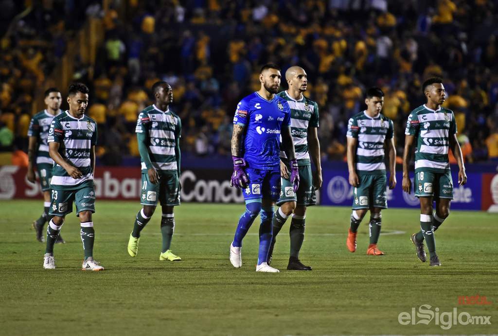 Los jugadores de Santos abandonan el campo cabizbajos tras la derrota ante Tigres. (Jesús Galindo)