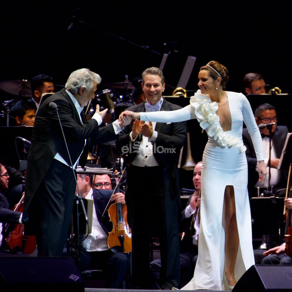 Plácido Domingo tuvo invitados especiales en su concierto. (JORGE MARTÍNEZ) 
