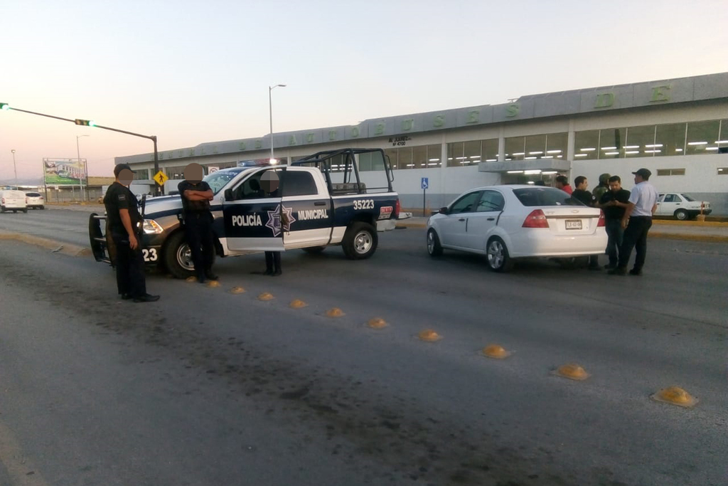 Una patrulla de la Dirección de Seguridad Pública Municipal provocó un accidente vial frente a la Central de Autobuses de Torreón.
