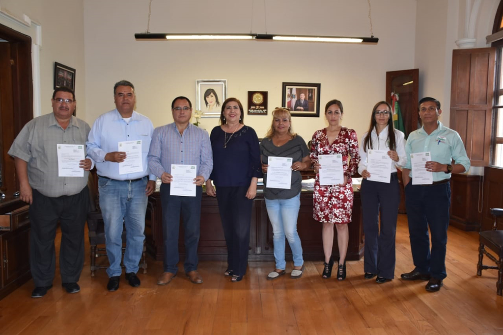La alcaldesa María Luisa González Achem estuvo otorgando ayer 9 nuevos nombramientos. (EL SIGLO DE TORREÓN)