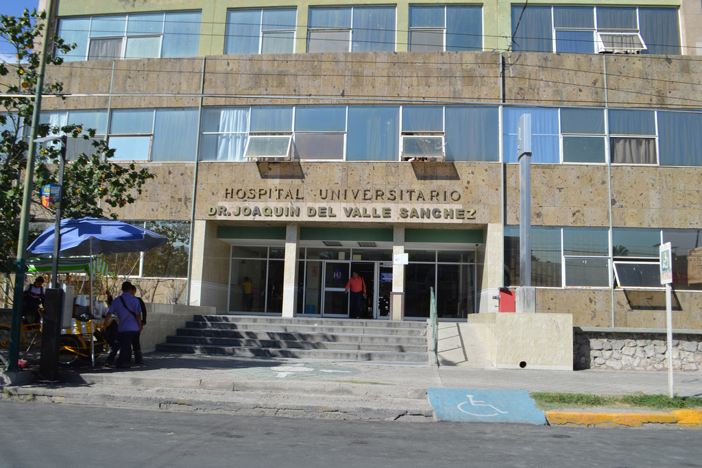 El hombre lesionado fue trasladado en un vehículo particular a las instalaciones del Hospital Universitario de la ciudad de Torreón.