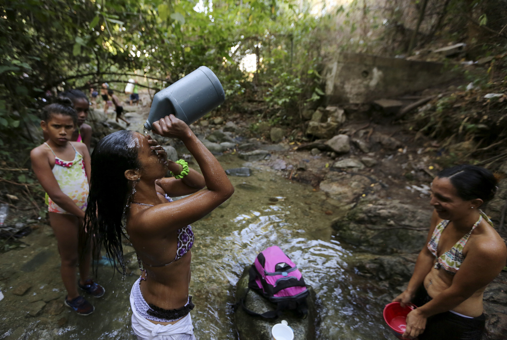 Una mujer venezolana se baña en uno de los arroyos del Parque Nacional El Ávila. (EFE)