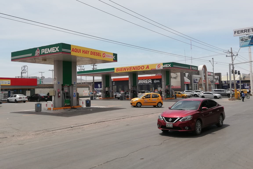 Despojan a hombre de auto en gasolinera en Torreón
