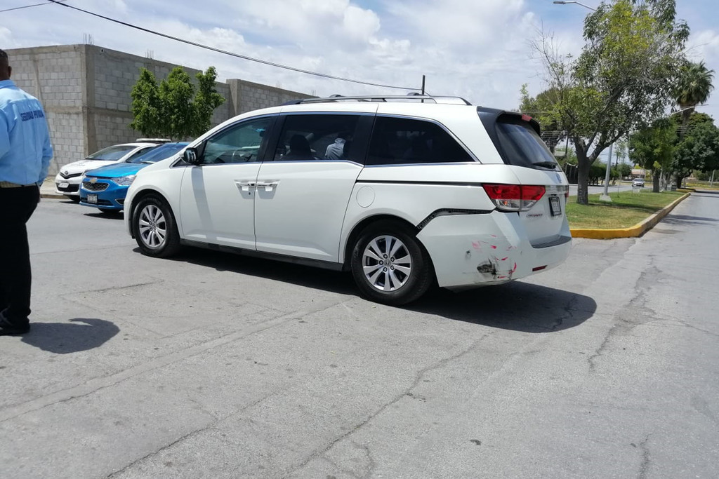 Se impacta auto contra una camioneta en avenida principal de la colonia Torreón Jardín. No hay lesionados. (EL SIGLO DE TORREÓN)