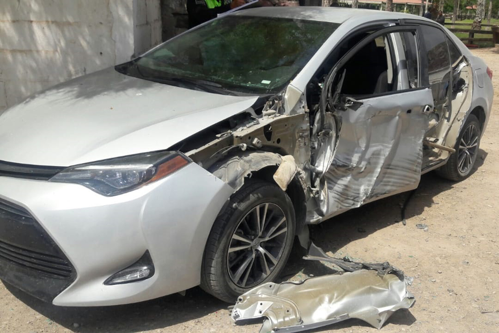 El vehículo sedan donde viajaba la mujer lesionada sufrió daños materiales de consideración según reportaron las autoridades. (EL SIGLO DE TORREÓN)