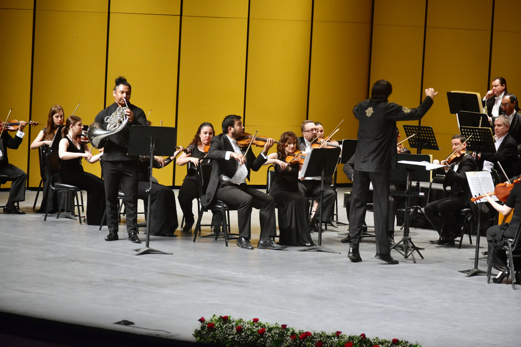 Invitados. Eduardo García Barros, director, y el joven músico Juan Caltzontzin y su maestría con el corno. (EL SIGLO DE TORREÓN/ Joel Mendoza)