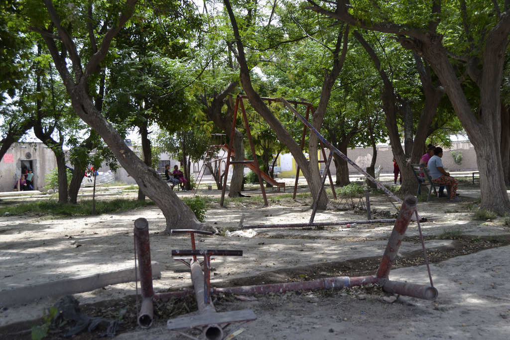 Ni uno sólo de los juegos infantiles instalados en la única plaza que hay en el ejido El Cambio sobrevivió al vandalismo. (EDITH GONZÁLEZ)