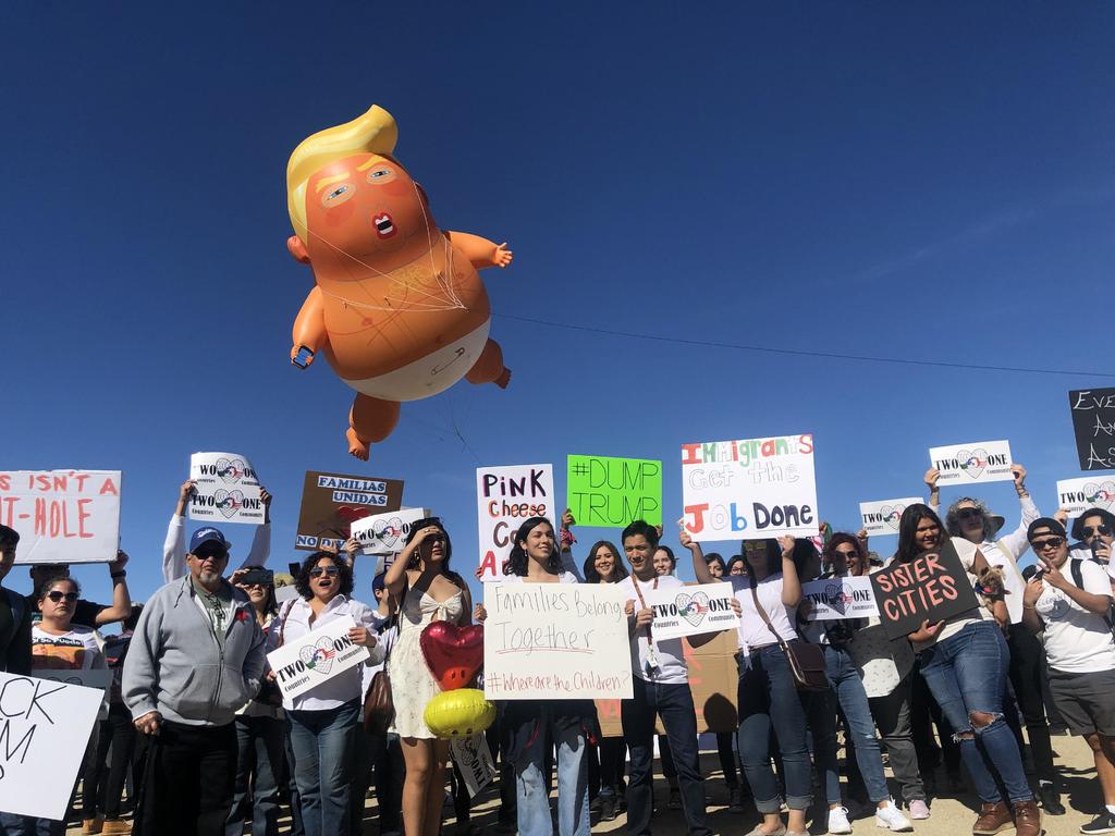El globo 'Bebé Trump' flota sobre un grupo de manifestantes ayer viernes en Calexico, California, durante la visita del presidente, Donald Trump, a la frontera con México.