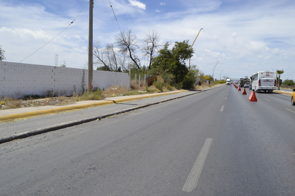 Propietarios de predio exigen al Estado que paguen terrenos que tomaron para ampliar la Torreón-Matamoros. (EDITH GONZÁLEZ)