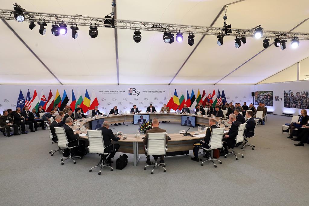 En la imagen se observa la reunión con los 9 ministros que componen la OTAN que hoy enfrenta fuertes desafíos.