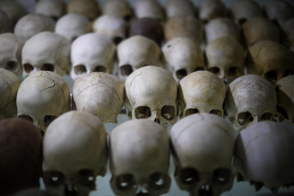 Fotografía que muestra varios cráneos de víctimas del genocidio ruandés de 1994 expuestos en la iglesia católica de Ntarama.
