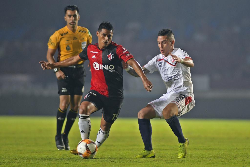 El paraguayo Osvaldo Martínez pelea una pelota contra chileno Bryan Carrasco en el duelo de la jornada 13 de la Liga MX. (Jam Media)