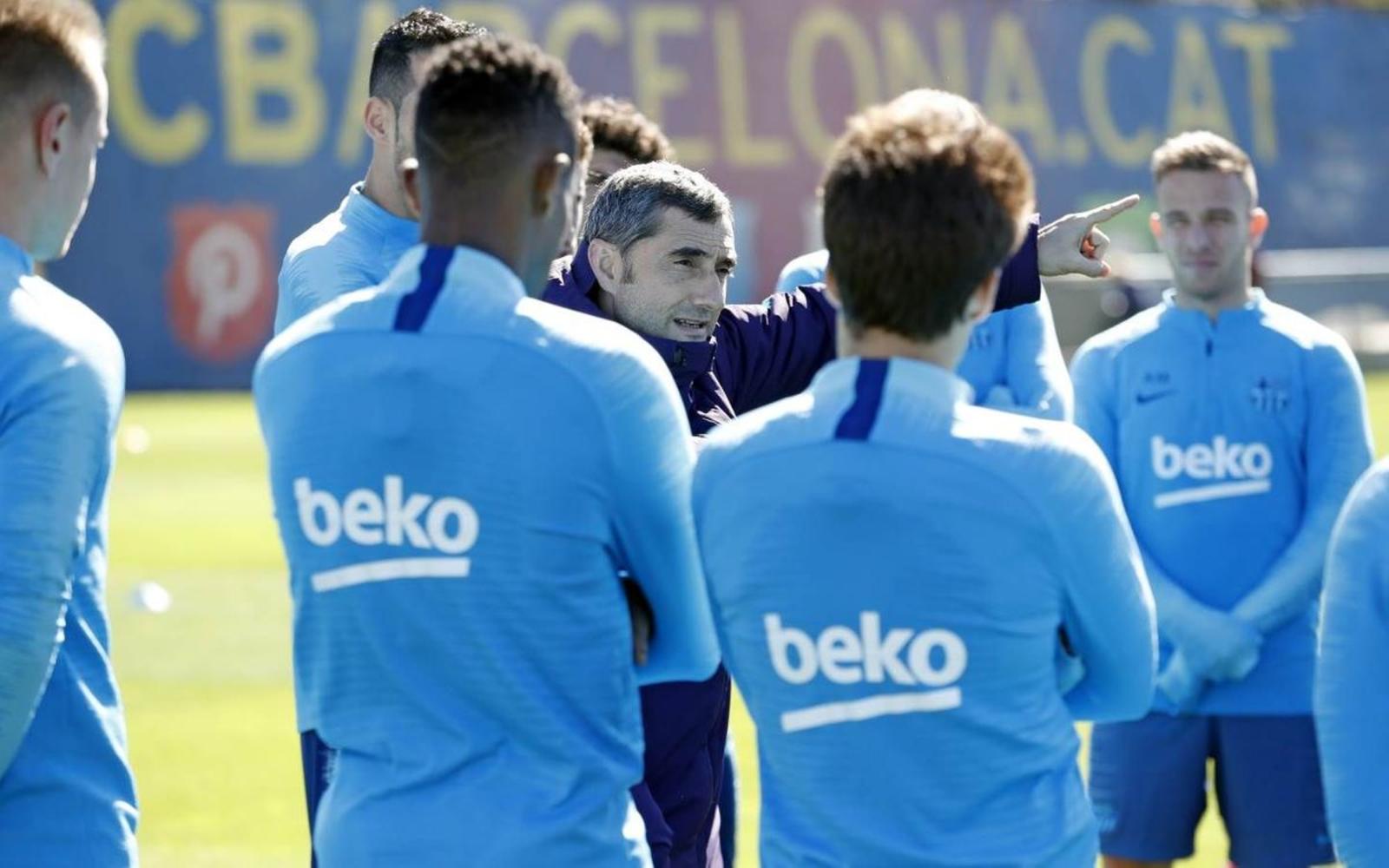El técnico del Barcelona, Ernesto Valverde, durante en el entrenamiento realizado por la plantilla azulgrana en la Ciudad Deportiva Joan Gamper. (Especial)
