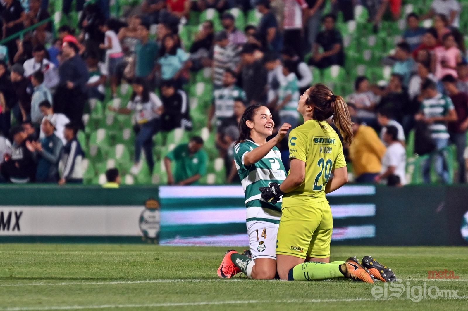 Katia Estrada y Wendy Toledo durante un juego del Clausura 2019 con Santos Laguna Femenil. (Jorge Martínez)