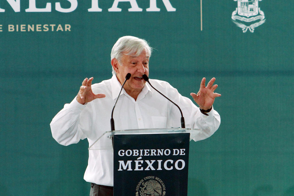 López Obrador señaló que algunos distribuidores abusan en la venta de gasolinas en el país. (NOTIMEX)