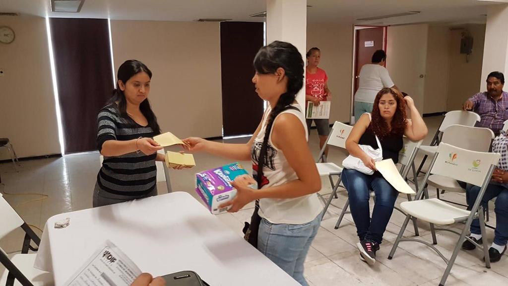 La entrega se realizó en el Salón de usos múltiples del sistema DIF, evento que fue encabezado por Marilú González López, directora del Sistema, quien hizo la entrega personal de estos estímulos sociales. (EL SIGLO DE TORREÓN)