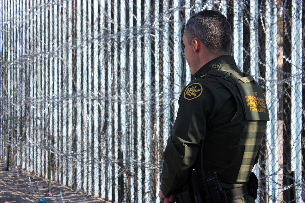 Trump anuncia reubicación de 750 agentes en frontera con México