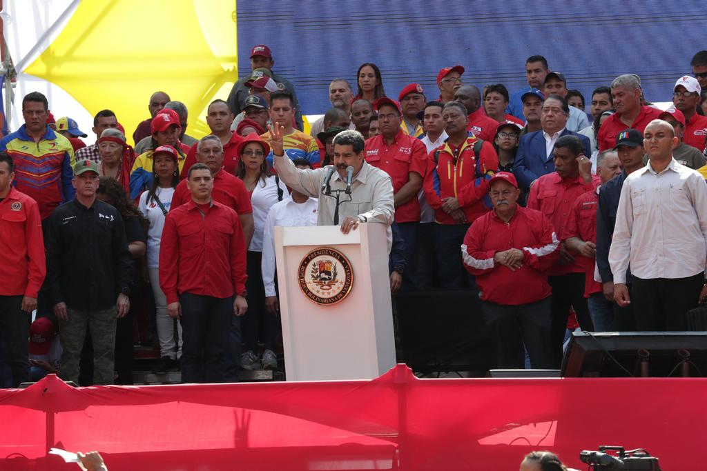 Maduro señaló que de acuerdo con las investigaciones, los apagones que se han registrado en el país desde el 7 de marzo pasado, se deben a la introducción de virus en el sistema eléctrico, en ataques dirigidos desde Estados Unidos, Chile y Colombia. (EFE)