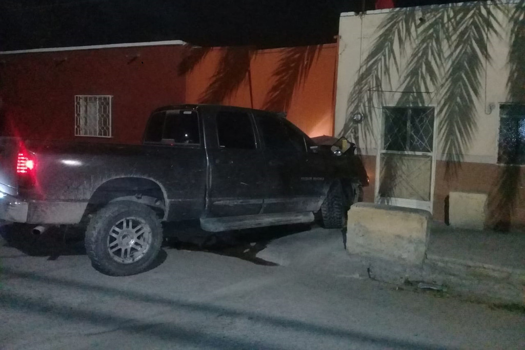 La camioneta terminó impactada contra la fachada de la finca ubicada en la colonia 5 de Mayo de Ciudad Lerdo.