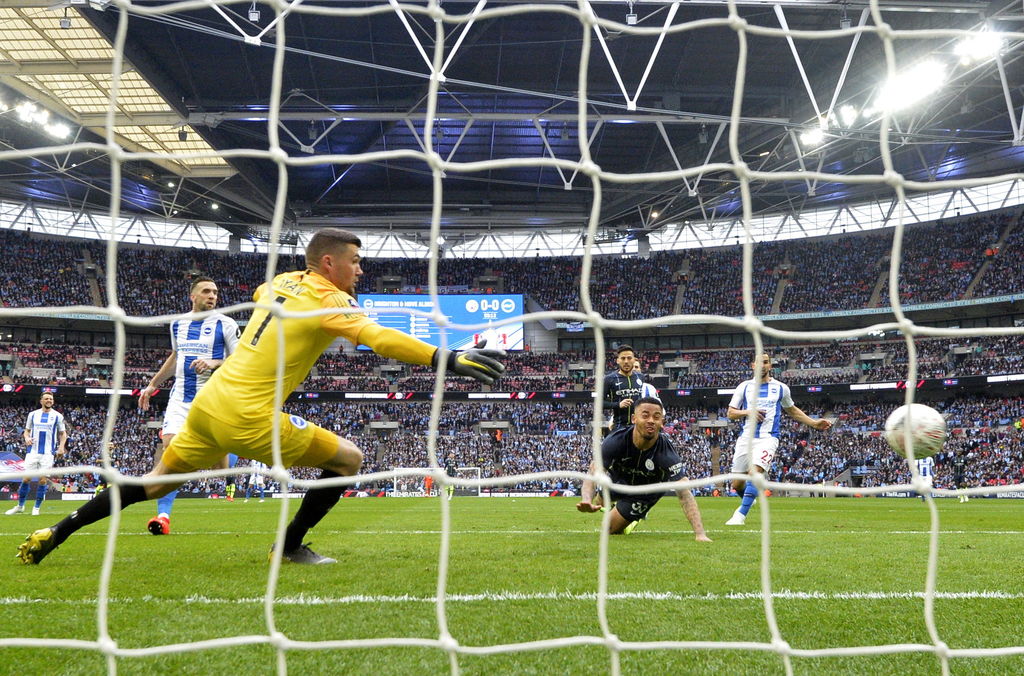 El delantero de Manchester City Gabriel Jesús anota un gol contra Brighton en semifinales de la Copa FA de Inglaterra.