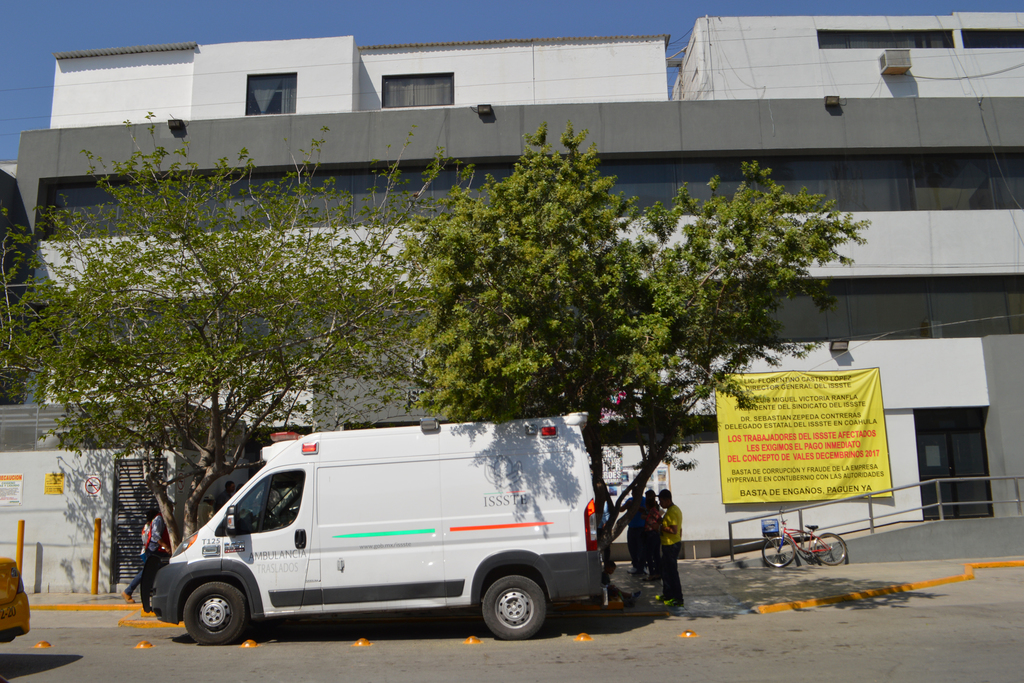 Un grupo de trabajadores del ISSSTE de Torreón señalaron que podrían iniciar con acciones de protesta para exigir que se avance en el proyecto del nuevo Hospital en Torreón.