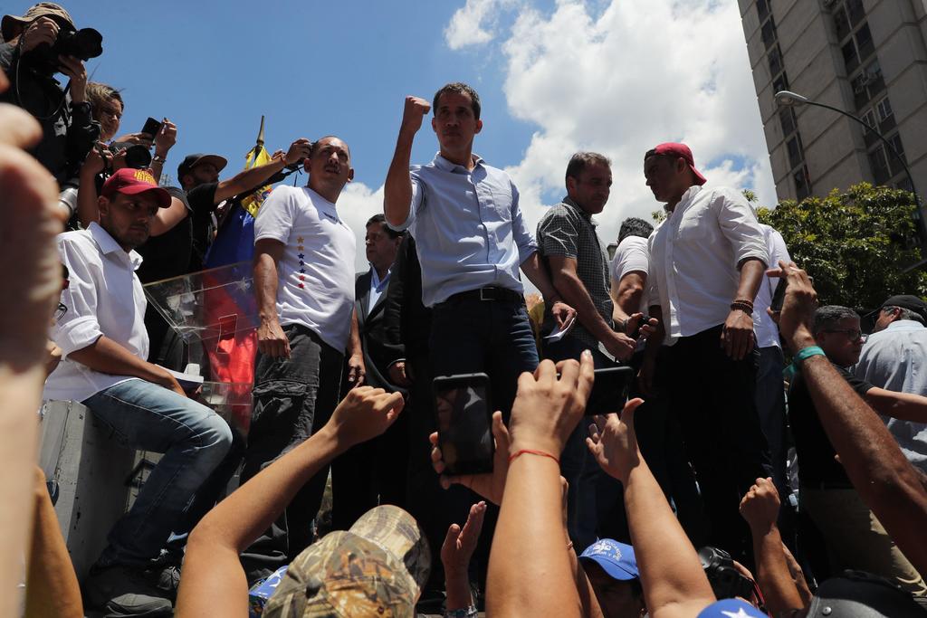 El jefe del Parlamento venezolano Juan Guaidó asistió a un evento con miles de opositores venezolanos ayer las calles de Caracas.