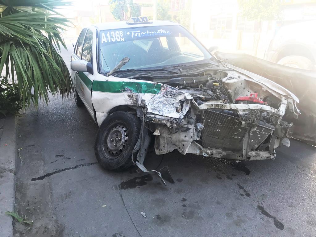 Se destrozan vehículos en choque en Gómez; una persona resulta lesionada