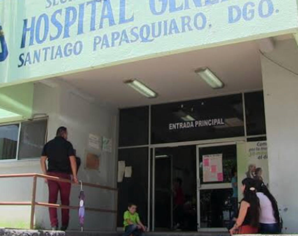 Los lesionados fueron trasladados en un vehículo particular al Hospital General de Santiago Papasquiaro, aunque no se descartaba que fueran enviados a algún hospital de la capital debido a la gravedad de sus lesiones. (ESPECIAL) 
