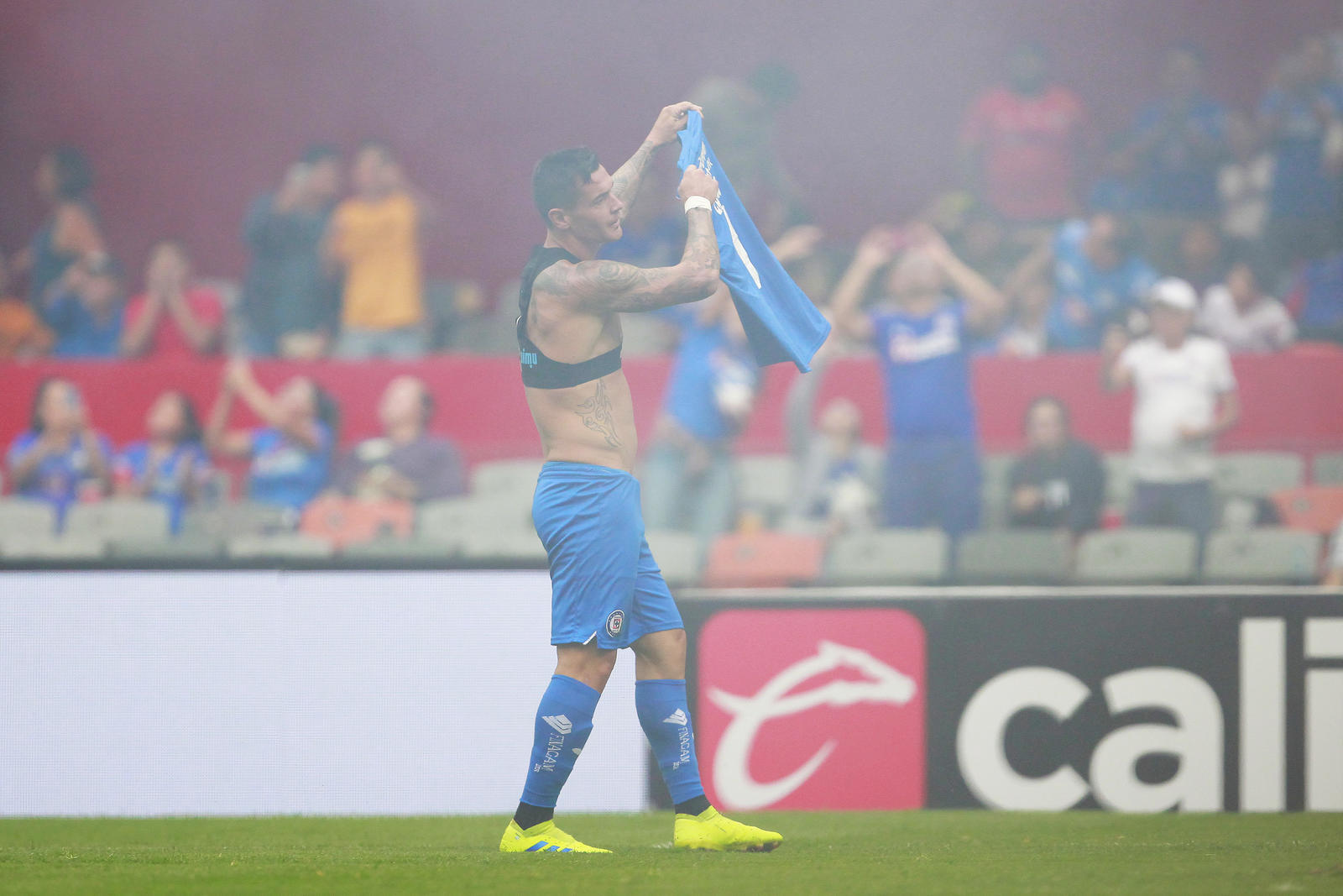 Milton Caraglio, del Cruz Azul, en festejo después de anotar el segundo gol de su equipo y el 10,000 del Estadio Azteca. (Jam Media)