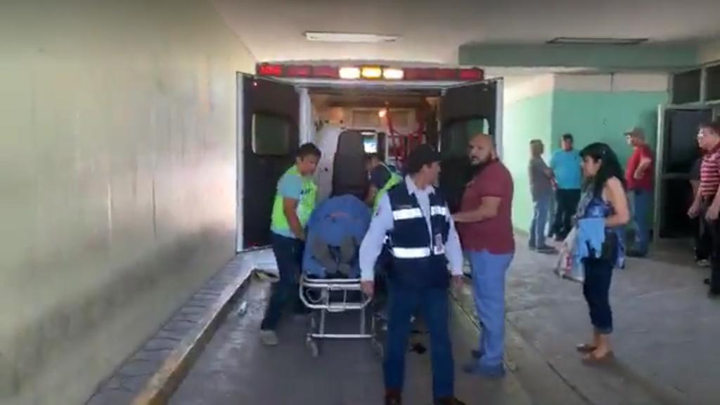 Gerardo Martínez Castillo en subido a una ambulancia en el HGZ No. 7 del IMSS para ser trasladado a un hospital de Especialidades en Monterrey. (EL SIGLO DE TORREÓN)