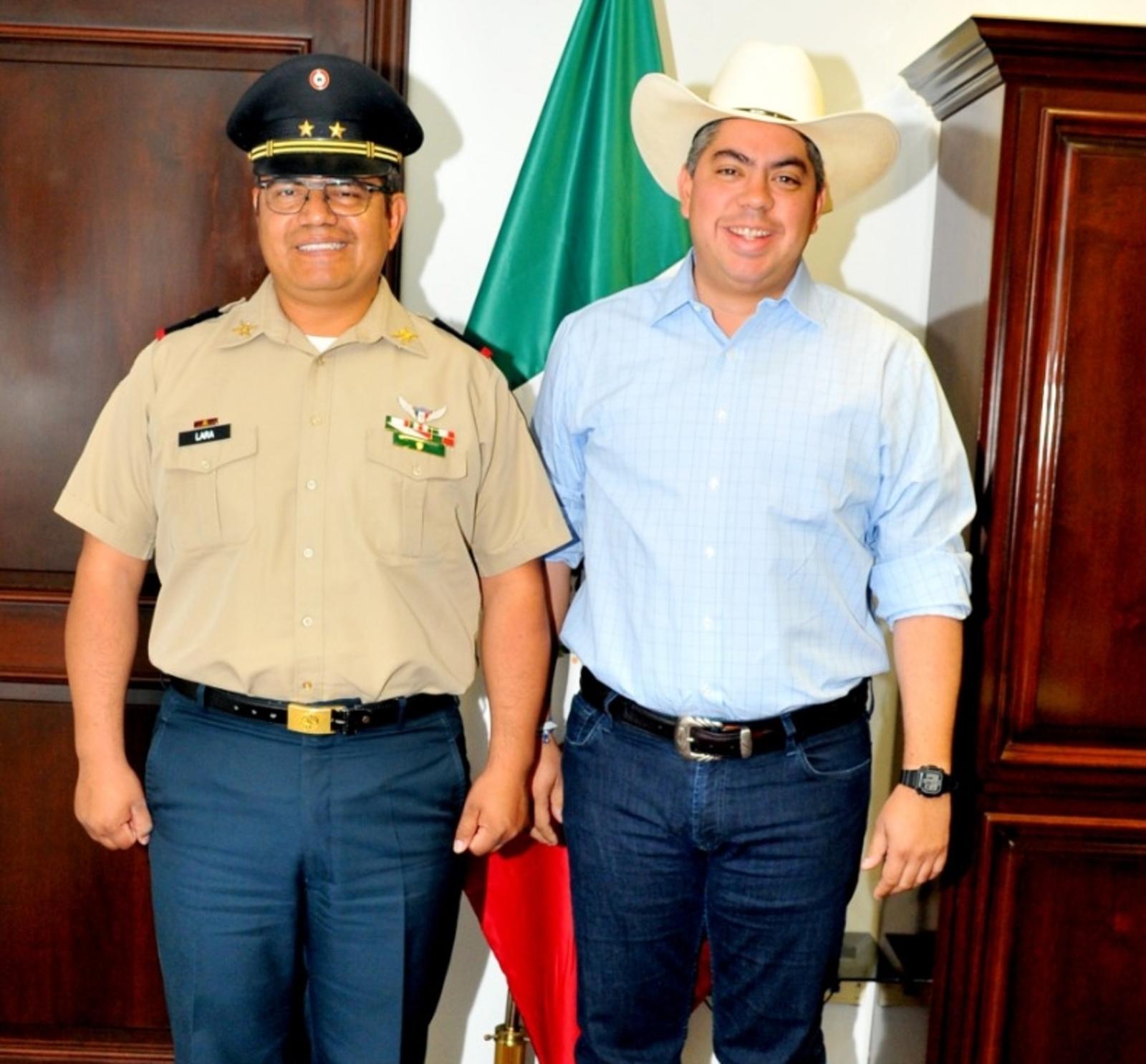 El Alcalde Jesús Alfredo Paredes López, junto al Teniente Coronel Julio Cesar Lara Tinoco, en reunión para establecer estrategias de seguridad. (SIGLO COAHUILA)