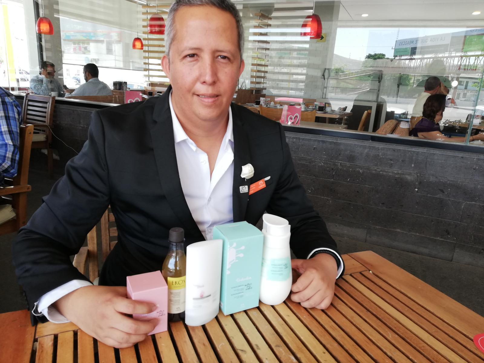 Julio César Villegas Martínez es líder formador Natura 2, quien cuenta con una red de 130 consultores de productos de belleza y de tres líderes. (EL SIGLO DE TORREÓN)
