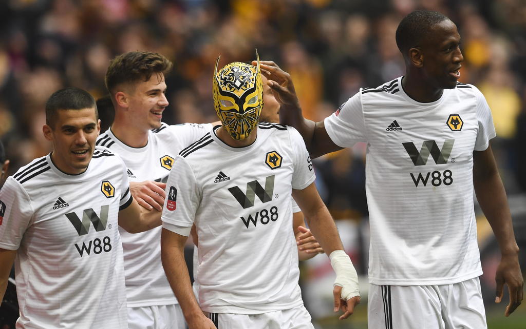 Al parecer, el peculiar festejo de Raúl Jiménez (ponerse la máscara de Sin Cara) tras su anotación frente al Watford en las semifinales de la FA Cup causó sensación.