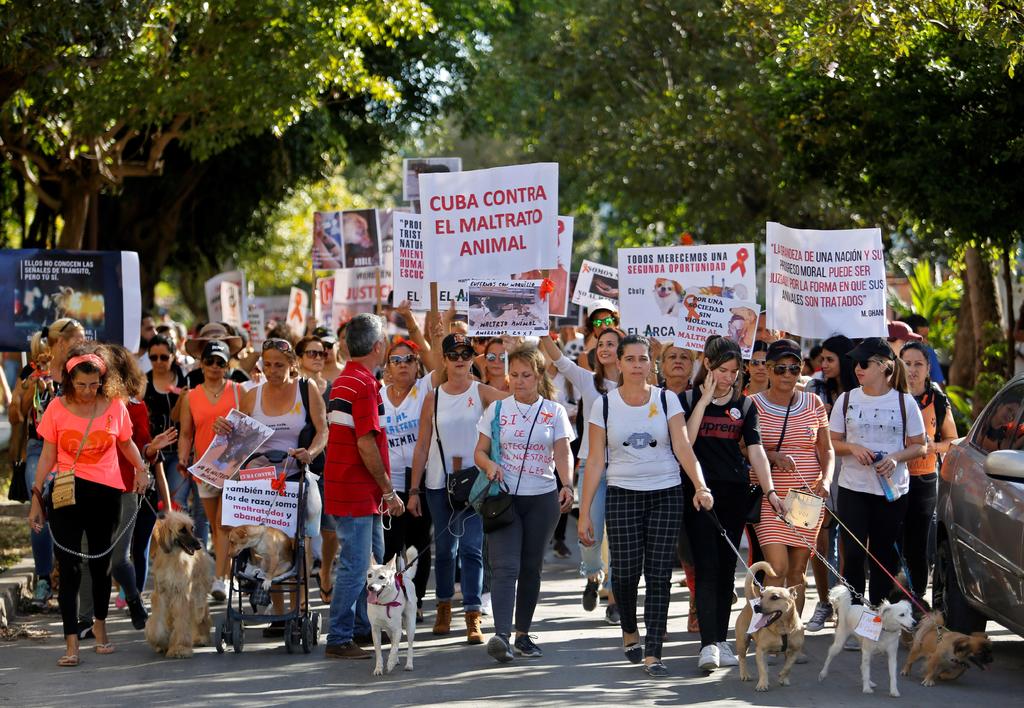 Varias personas participaron ayer en una marcha en contra del maltrato animal, por las calles de La Habana. (EFE)