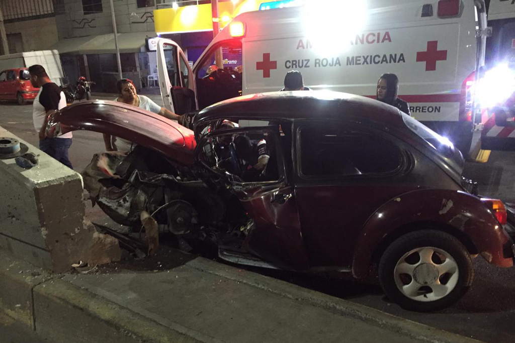 El conductor de la unidad y su acompañante resultaron lesionados y fueron atendidos por paramédicos de la Cruz Roja. (EL SIGLO DE TORREÓN) 
