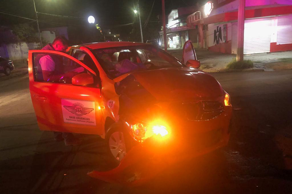 El accidente ocurrió la madrugada del domingo en el cruce del par vial de la calle Mariano López Ortiz y la avenida Juárez.