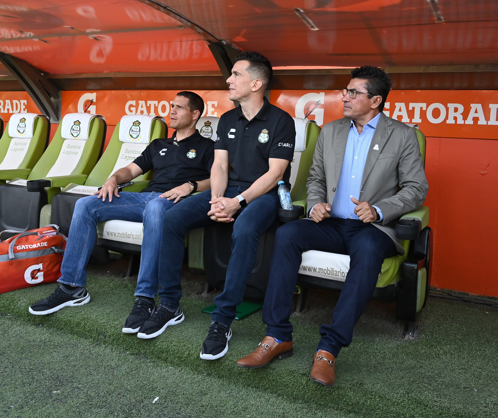 Rafa Figueroa y 'Chato' Rodríguez, auxiliares técnicos, junto a Rubén Duarte, encargado del equipo.