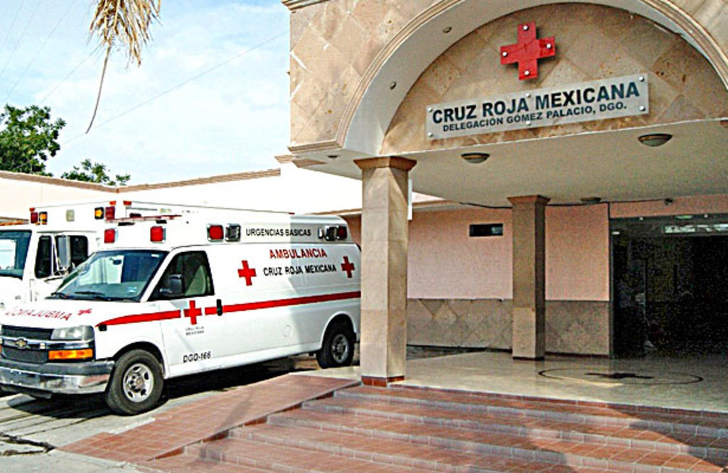 El motociclista fue trasladado al puesto de socorro de Cruz Roja para su atención médica, sin embargo, debido a la gravedad de sus lesiones fue canalizado a un hospital del sector salud. (ARCHIVO) 